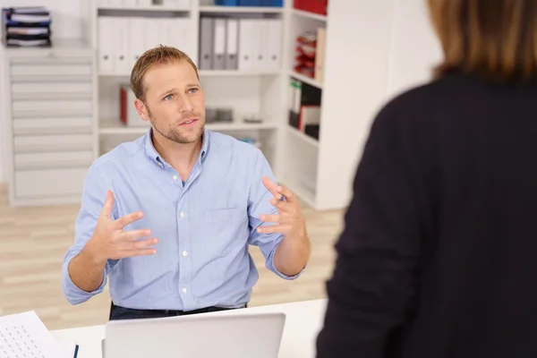 Empresario conversando con un colega o supervisor — Foto de Stock