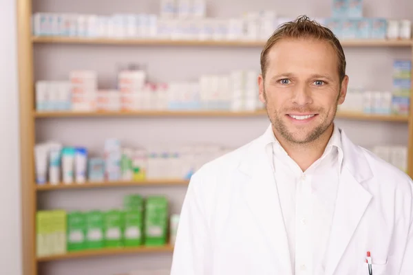 Portret van een knappe jonge apotheker — Stockfoto