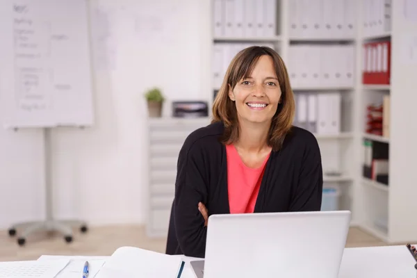 Sorrindo mulher de negócios contente no escritório — Fotografia de Stock