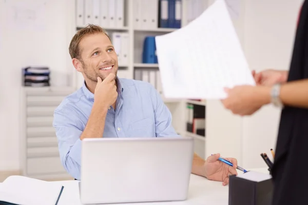 Två affärskollegor chattar på kontoret — Stockfoto