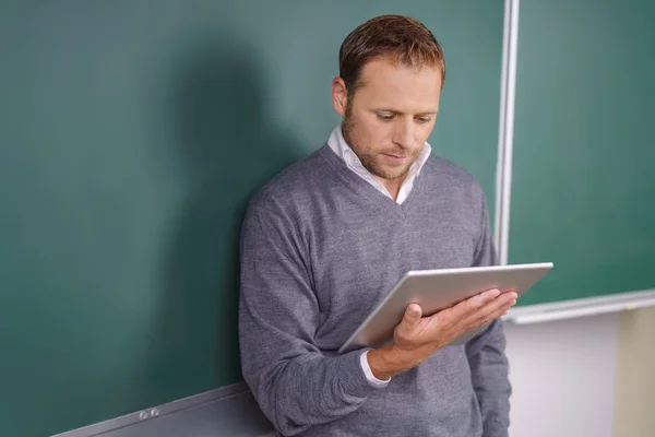 Professor ou estudante de pós-graduação lendo um tablet — Fotografia de Stock