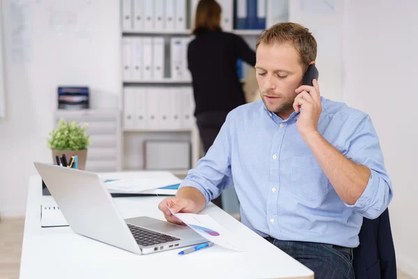 Young businessman taking a call in the office — Stock Photo, Image