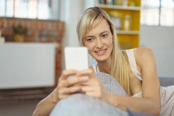 Sorrindo jovem mulher usando dispositivo digital — Fotografia de Stock