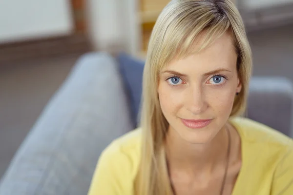 Kalm vrouw in geel shirt zittend op Bank — Stockfoto