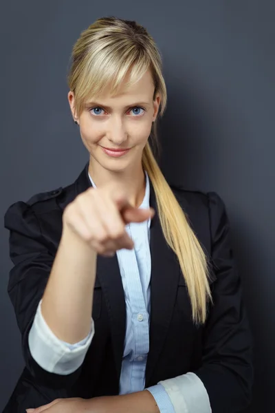 Woman pointing her finger at camera — Stock Photo, Image