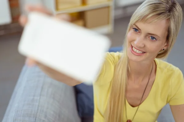 Vrolijke vrouw neemt een zelfportret met telefoon — Stockfoto