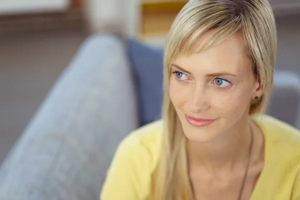 Grinsende Frau, die sich auf die Seite des Kopierraums schlägt — Stockfoto