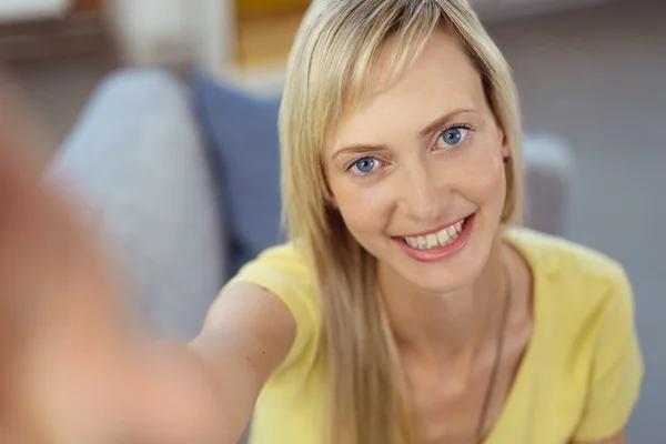 Mujer sonriente con un autorretrato — Foto de Stock