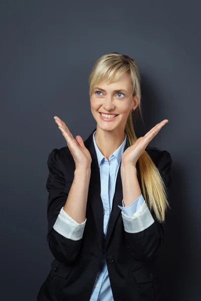 Gelukkig aantrekkelijke blonde vrouw klappen — Stockfoto