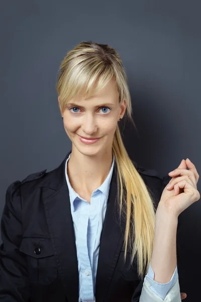 Mujer fingiendo sostener algo pequeño — Foto de Stock