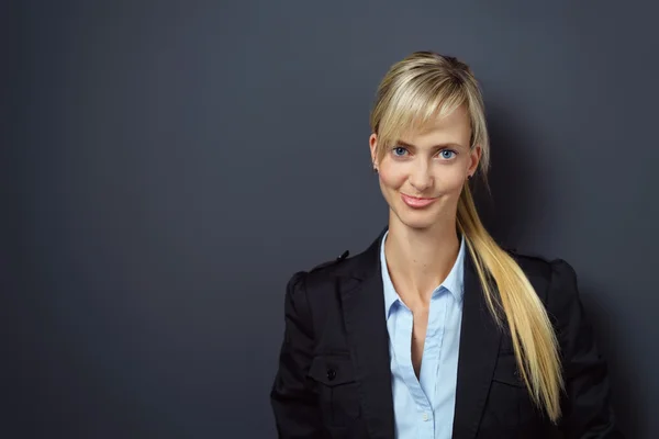 Professionele jongedame met schattige grijns — Stockfoto