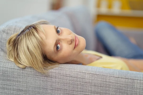 Güzel genç kadın kanepede bırakmasını — Stok fotoğraf