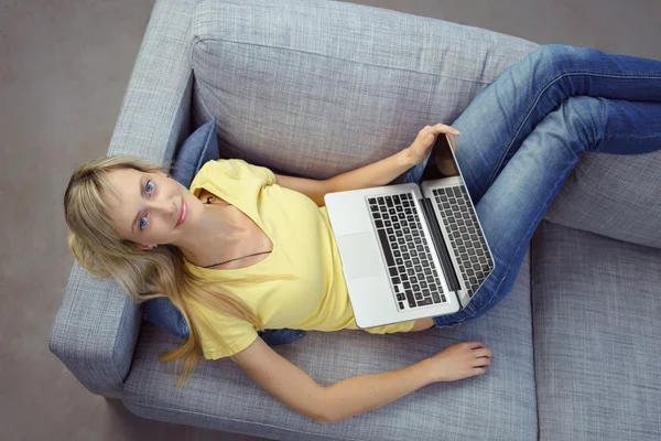 Donna in jeans blu con computer portatile aperto — Foto Stock