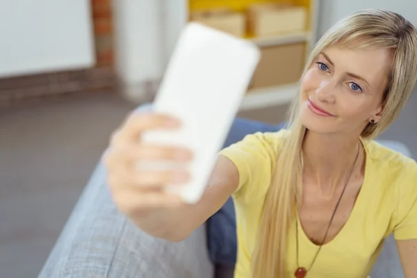 ニヤリと女性の携帯電話とのセルフ ポートレートを撮影 — ストック写真