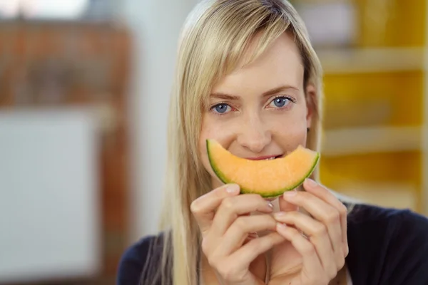 Fitte gesunde Frau, die eine Melone lächelt — Stockfoto