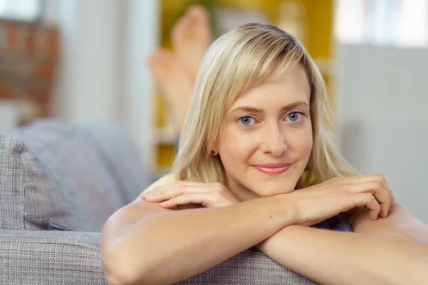 Close up de mulher relaxante no sofá cadeira dentro de casa — Fotografia de Stock