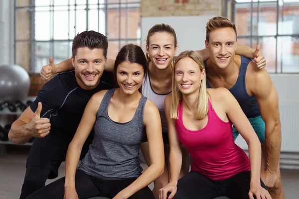 Atleten pose als een groep voor foto- en glimlach — Stockfoto