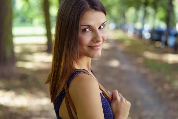 Mignon jeune femme regardant par-dessus l'épaule — Photo