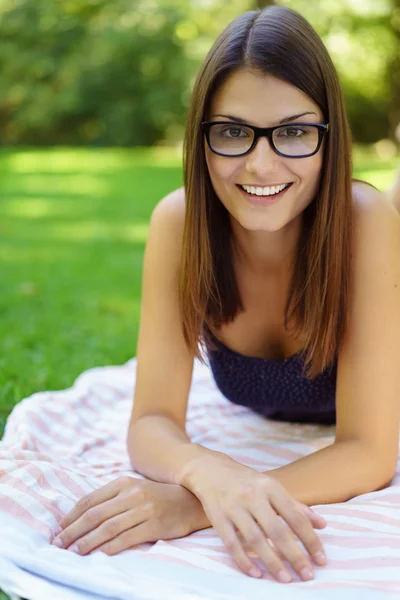 Vrolijke jonge vrouw in brillen in park — Stockfoto