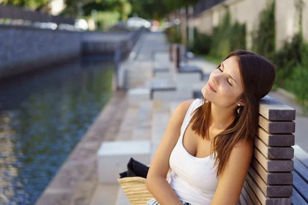 Femme endormie sur banc près du canal à l'extérieur — Photo