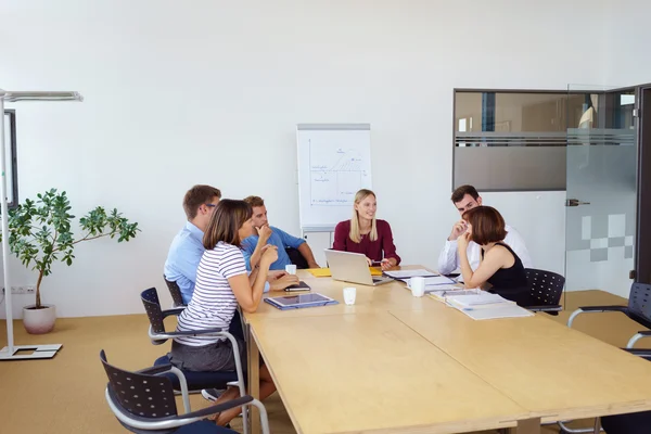 Motiverade unga business-team som att ha ett möte — Stockfoto