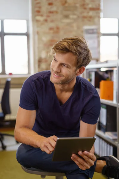 Knappe moderne zakenman kijken — Stockfoto