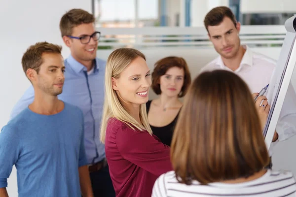 Jovem empresária atraente com sua equipe — Fotografia de Stock