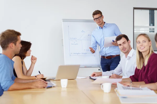 Uomo d'affari che fa una presentazione al suo team — Foto Stock