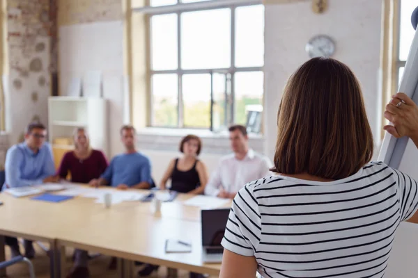 Femme d'affaires faisant de la formation à domicile — Photo