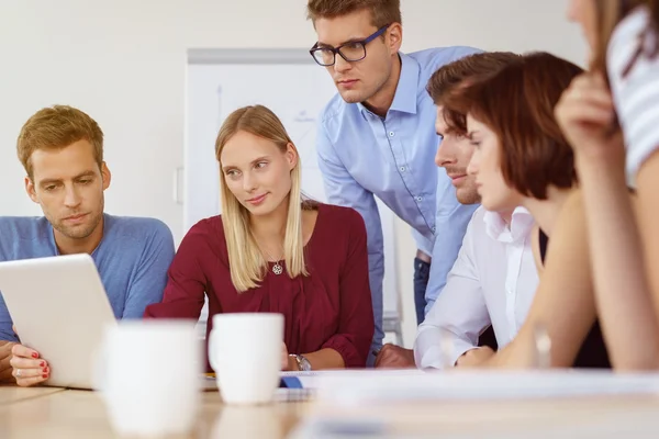 Giovani adulti seri in riunione a lavoro — Foto Stock