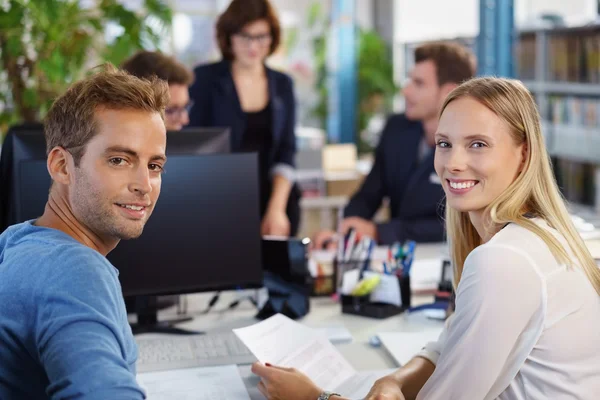 Jonge groep van werknemers zitten rond de tafel — Stockfoto