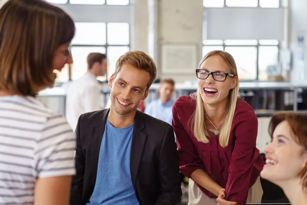 Jonge zakenlui genieten van een goed lachen — Stockfoto