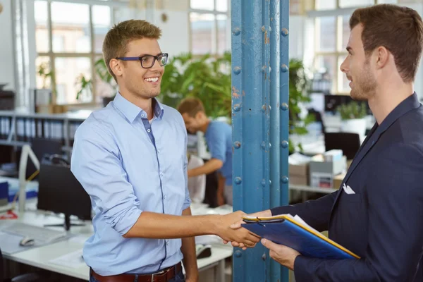 Två affärsman skakande händer på en affär — Stockfoto