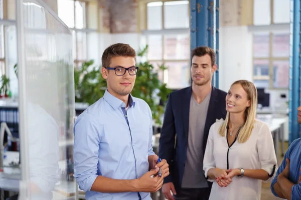 Trio van werknemers op het bestuur van de presentatie in office — Stockfoto