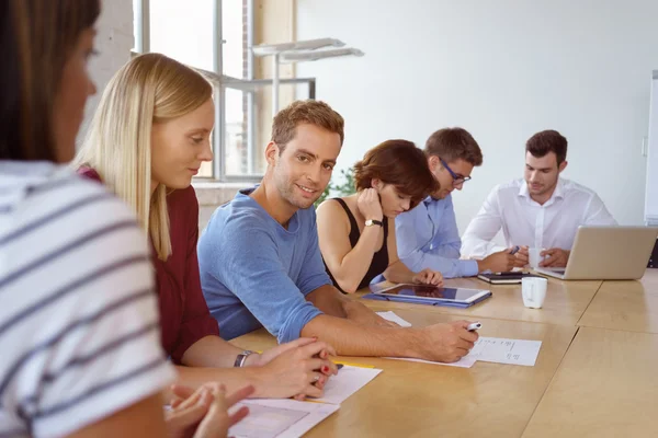 Jungunternehmer sitzt in einem Meeting — Stockfoto