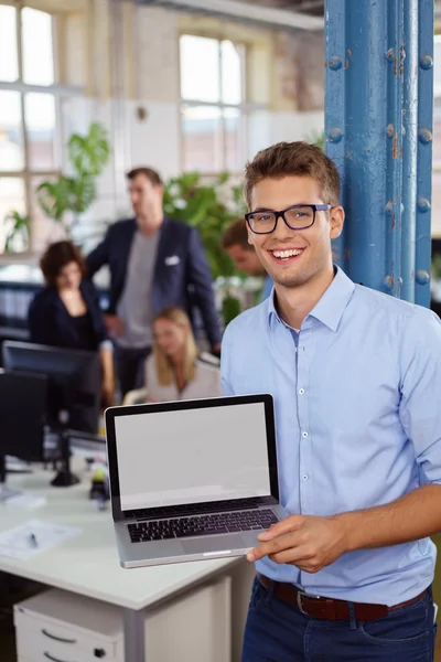 Gelukkig lachend zakenman tonen zijn laptop — Stockfoto