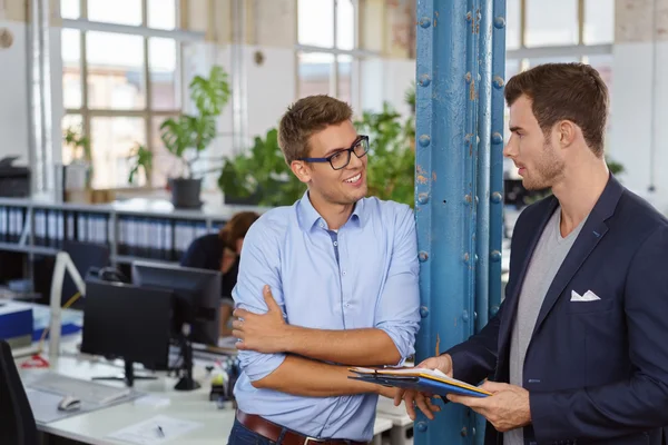 Two young businessmen having a discussion — Stock Photo, Image