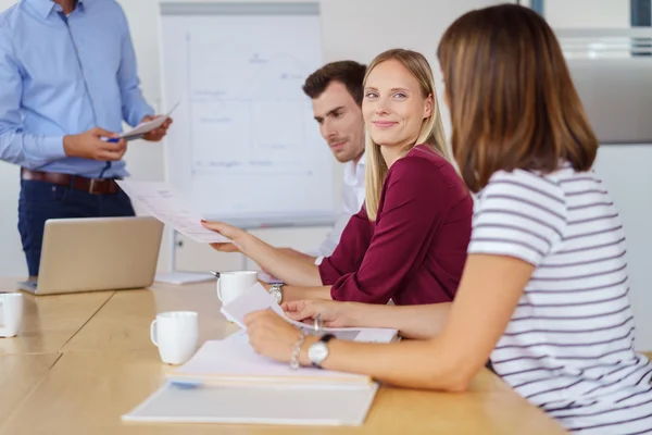 Jonge business team in een vergadering in het kantoor — Stockfoto