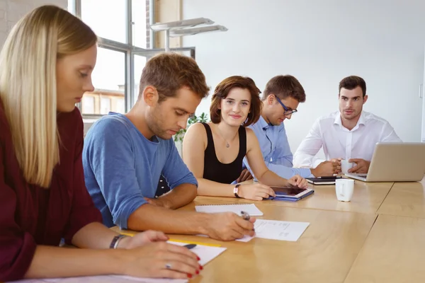 Gruppo di giovani imprenditori dedicati — Foto Stock