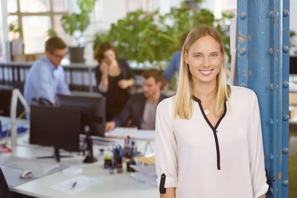 Ganska ung affärsman med ett härligt leende — Stockfoto