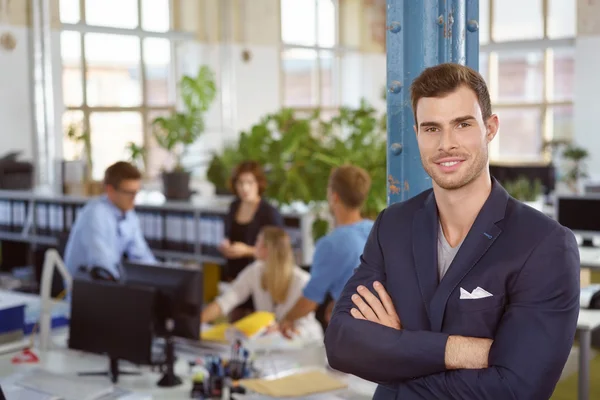 Empresario seguro de sí mismo con una sonrisa amistosa —  Fotos de Stock