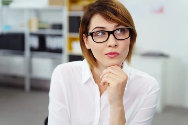 Junger Arbeiter mit nachdenklichem Gesichtsausdruck — Stockfoto