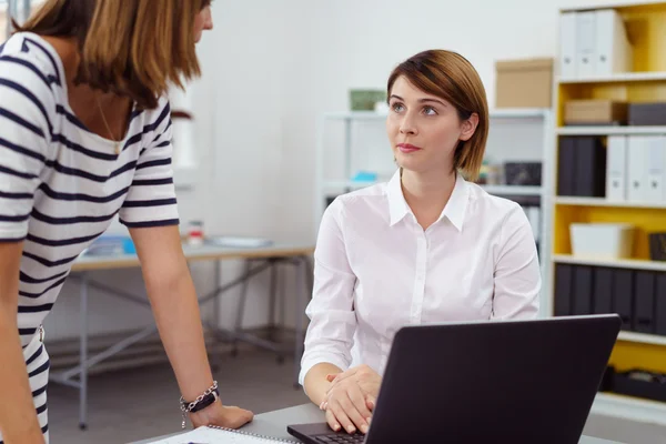 Due donne che discutono in ufficio — Foto Stock