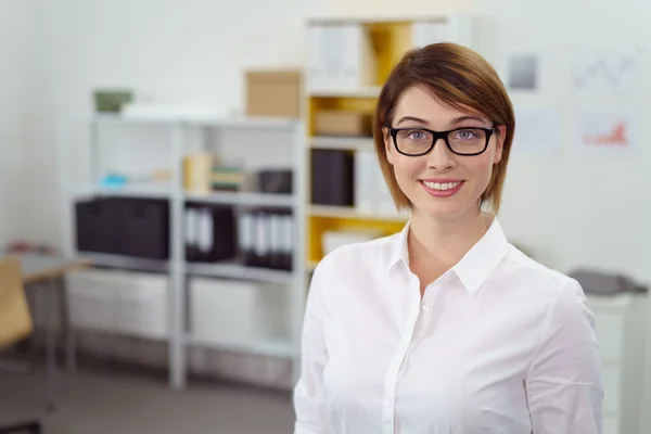 Frau im weißen Hemd mit Kragen und Brille — Stockfoto