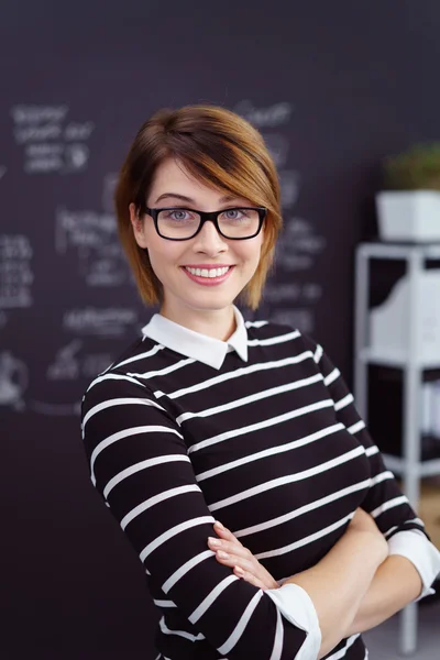Analyste féminine portant des lunettes et un pull rayé — Photo