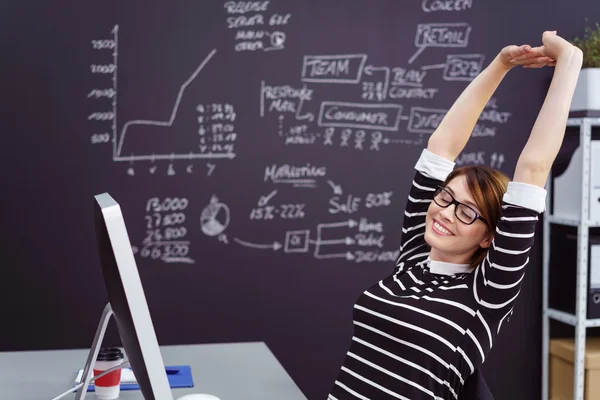 Vrouw die zich uitstrekt van armen omhoog met tevreden expressie — Stockfoto