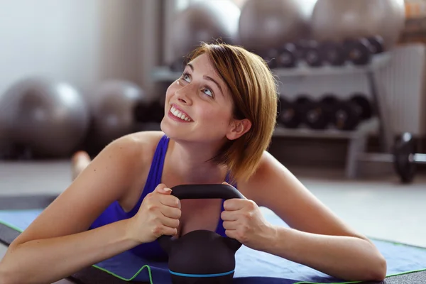 Frau blickt im Fitnessstudio zur Decke — Stockfoto