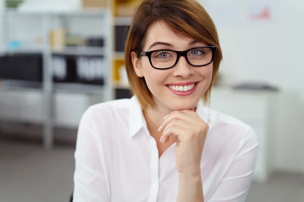 Ufficio lavoratore con i capelli castani corti sorride — Foto Stock