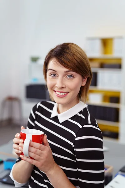 Atractiva mujer sonriente disfrutando de un descanso para tomar café — Foto de Stock