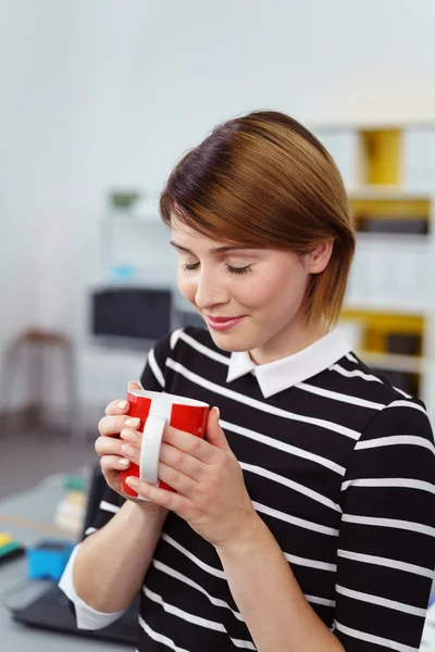 Mulher bonita saboreando uma caneca de café — Fotografia de Stock